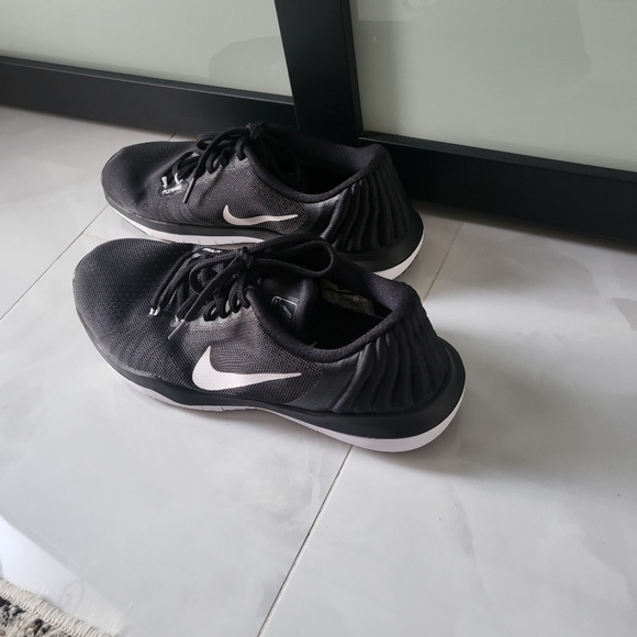 Nike shoes size 10 - Picture 3 of 4